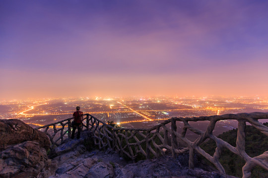 西山遠(yuǎn)眺北京城西城區(qū)夜景