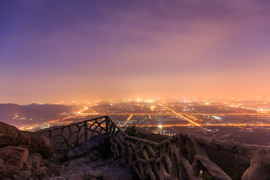 西山遠(yuǎn)眺北京城西城區(qū)夜景