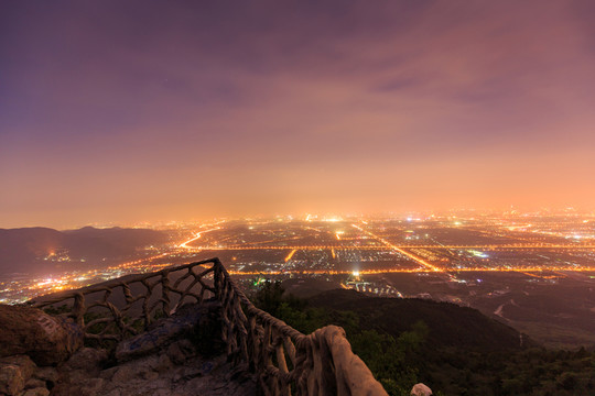 西山遠(yuǎn)眺北京城西城區(qū)夜景