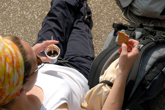 女性；下午休息