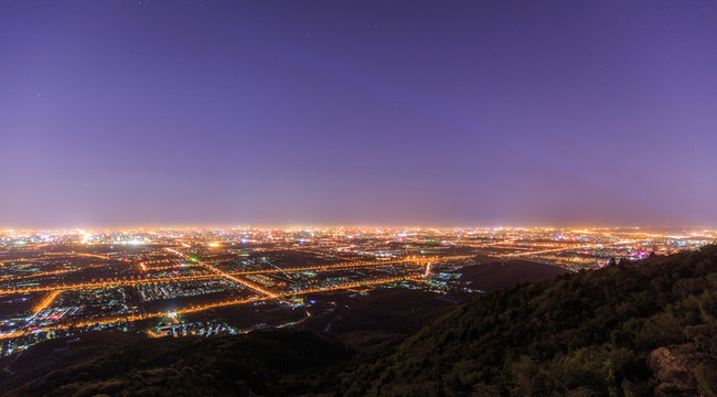 西山遠眺北京城西城區(qū)夜景