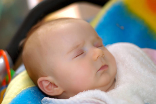 一個(gè)熟睡的嬰兒