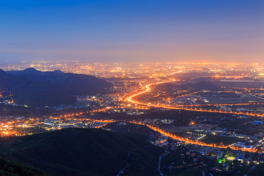 西山遠(yuǎn)眺北京城西城區(qū)夜景