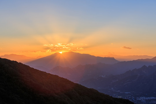 北京西山森林公園夕陽(yáng)晚霞