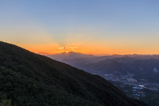 北京西山森林公園夕陽晚霞