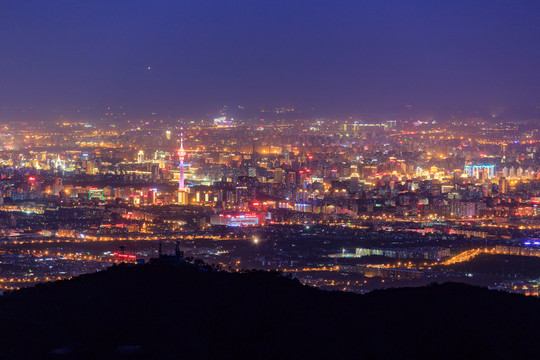 西山遠(yuǎn)眺北京城西城區(qū)夜景