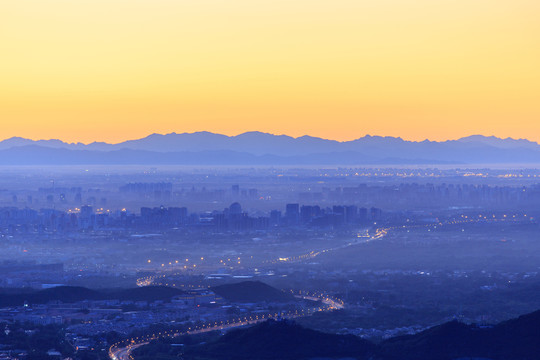 西山遠(yuǎn)眺北京城西城區(qū)晨景