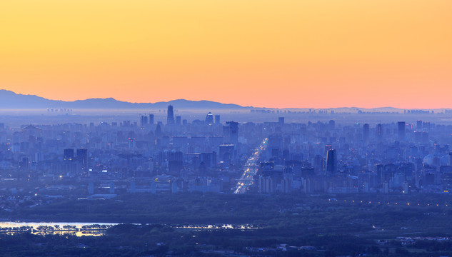 西山遠(yuǎn)眺北京城西城區(qū)晨景