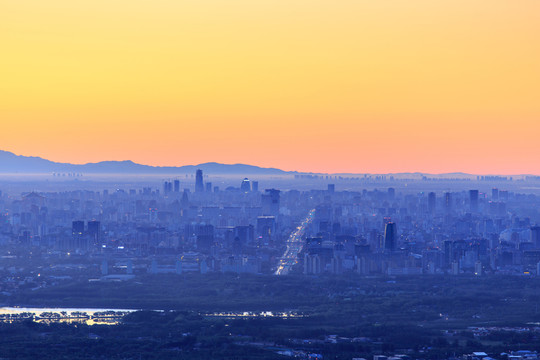 西山遠(yuǎn)眺北京城西城區(qū)晨景