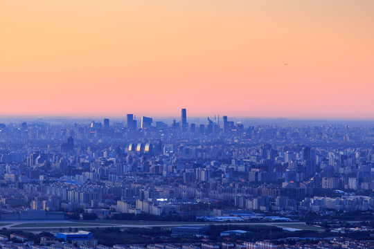 西山遠(yuǎn)眺北京城西城區(qū)晨景