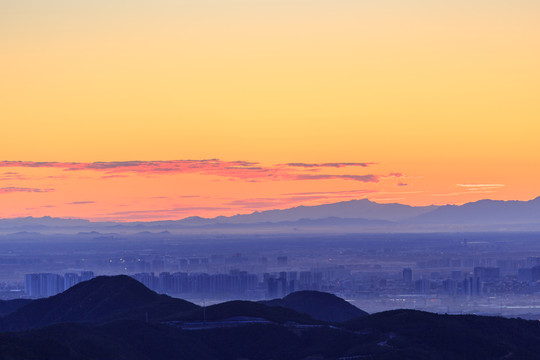 西山遠(yuǎn)眺北京城西城區(qū)朝霞
