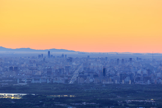 西山遠(yuǎn)眺北京城西城區(qū)晨景