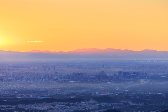 西山遠(yuǎn)眺北京城西城區(qū)晨景