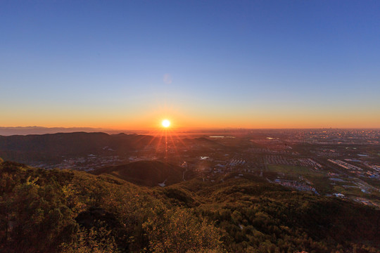西山遠(yuǎn)眺北京城西城區(qū)日出