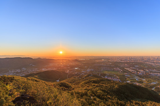西山遠(yuǎn)眺北京城西城區(qū)日出