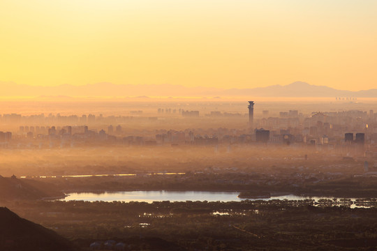 西山遠(yuǎn)眺北京城西城區(qū)晨景