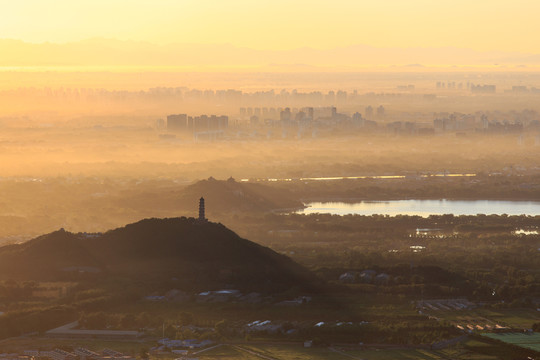 西山遠(yuǎn)眺北京頤和園玉峰塔晨景
