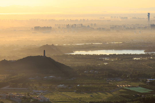 西山遠(yuǎn)眺北京頤和園玉峰塔晨景