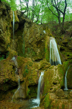 保加利亚森林中的神奇瀑布