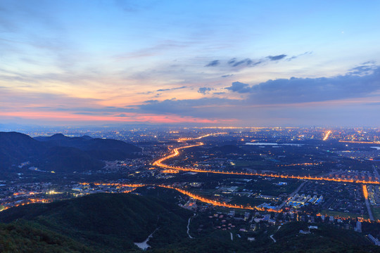 西山遠(yuǎn)眺北京城西城區(qū)朝霞