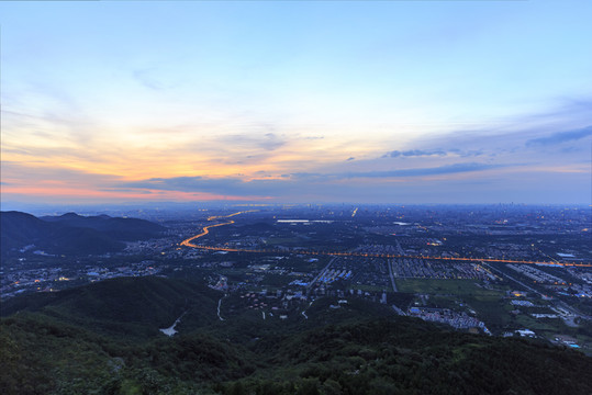 西山遠(yuǎn)眺北京城西城區(qū)朝霞