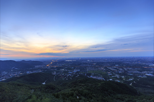 西山遠(yuǎn)眺北京城西城區(qū)朝霞