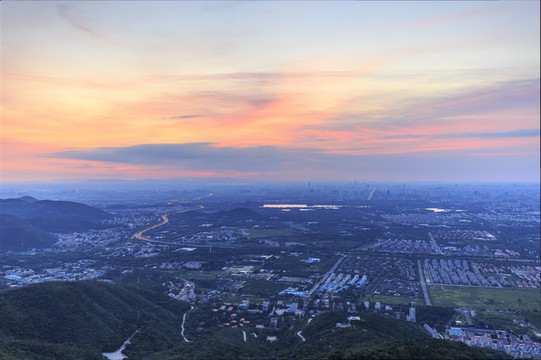 西山遠(yuǎn)眺北京城西城區(qū)朝霞