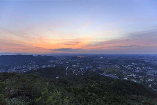 西山遠(yuǎn)眺北京城西城區(qū)朝霞