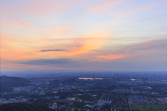 西山遠(yuǎn)眺北京城西城區(qū)朝霞