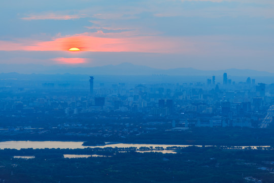 西山遠眺北京城西城區(qū)日出