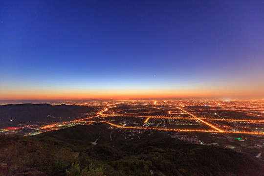 西山遠(yuǎn)眺北京城西城區(qū)夜景