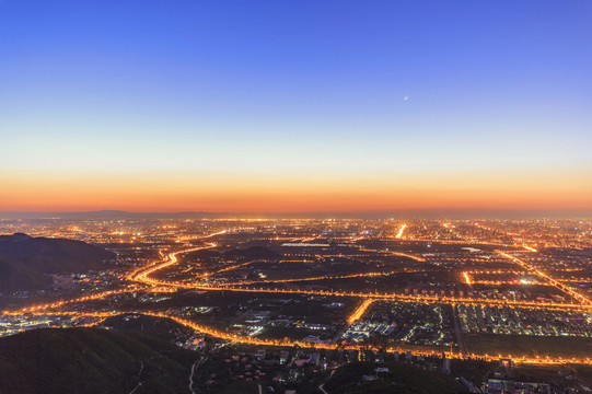 西山遠(yuǎn)眺北京城西城區(qū)夜景