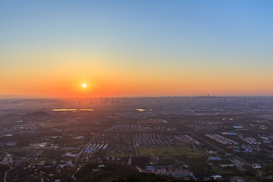 西山遠(yuǎn)眺北京城西城區(qū)日出