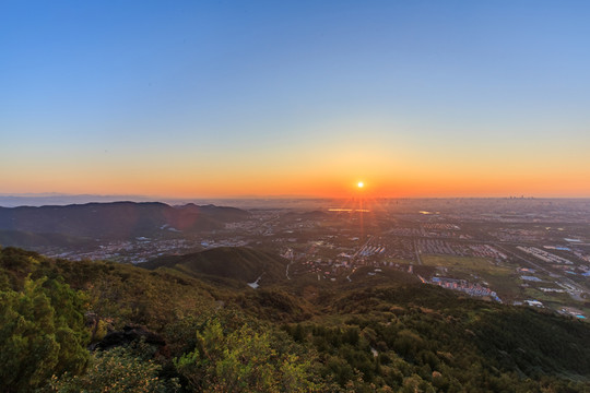 西山遠(yuǎn)眺北京城西城區(qū)日出