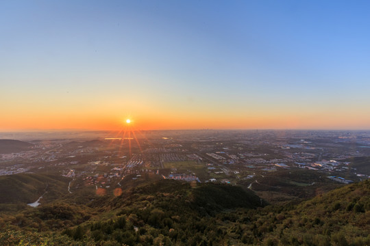 西山遠(yuǎn)眺北京城西城區(qū)日出