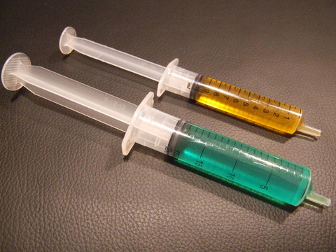 兩個注射器