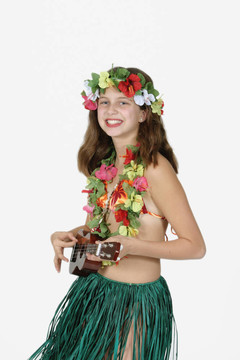青春期前的女孩身著Hula Girl