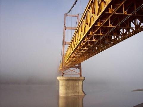 霧中懸索橋