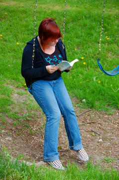 青少年閱讀的秋千