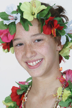 青春期前的女孩身著Hula Girl