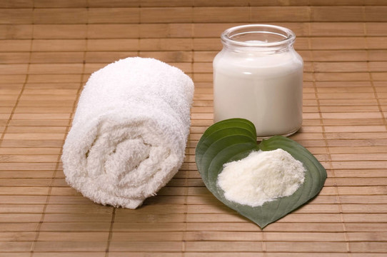 牛奶浴。白色的SPA