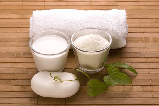 牛奶浴。白色的SPA