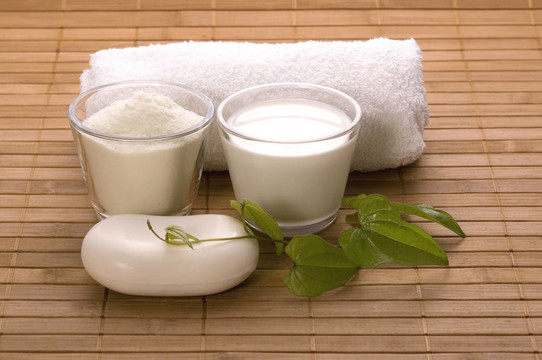 牛奶浴。白色的SPA