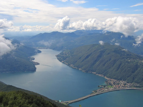 的小阿爾卑斯山脈之間的一個(gè)湖鳥瞰；來湖；Italia
