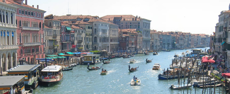 Condolas在一個主要的供水管的老房子；威尼斯；Italia；全景