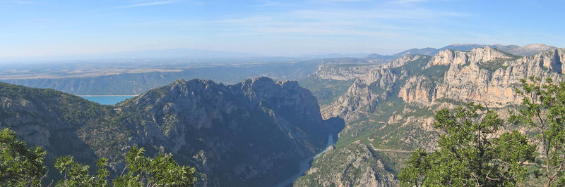 深深的峽谷和圣十字湖；Verdon峽谷；藍(lán)色海岸；法國南部；全景