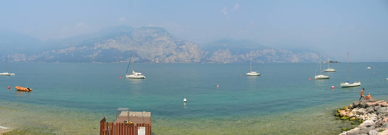 有山有一些船加爾達湖；Italia；全景