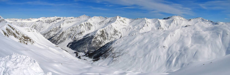 雪的高山；Les Orres阿爾卑斯山脈；法國；全景圖；