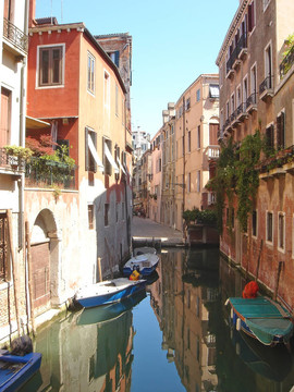 在一個小的運(yùn)河船，小船；威尼斯；Italia