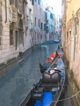 在一個小的水管纜車；威尼斯；Italia